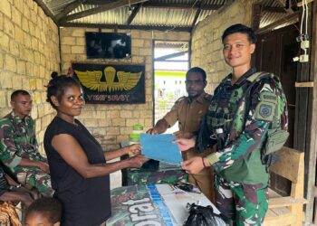 Satgas Yonif 501/BY Jemput Keluarga Anggota KKB Kembali ke NKRI di Fuog, Papua