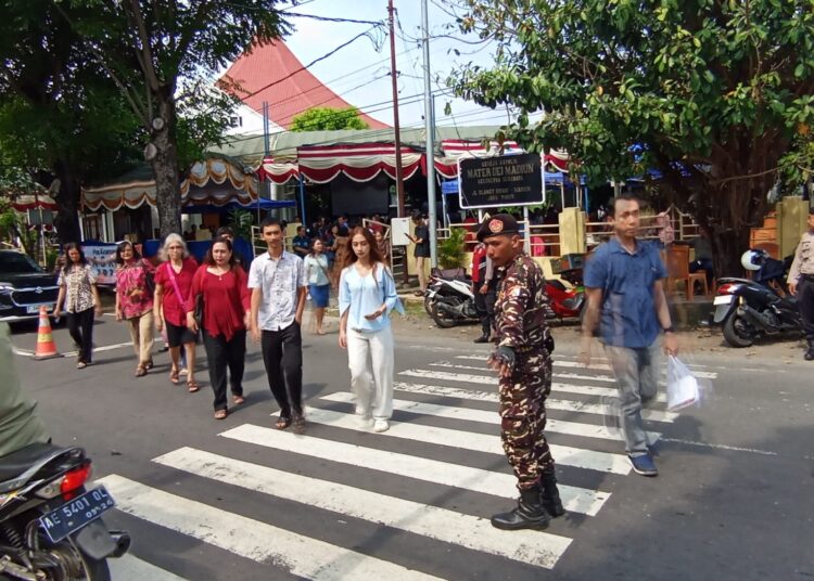 Ribuan Jemaat Rayakan Paskah di Gereja Mater Dei Madiun, Polisi Siaga Penuh Jaga Keamanan