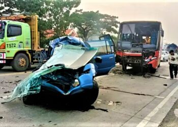 Oleng dan Lintasi Marka, Mobil Rombongan Umrah Hantam Bus: 7 Tewas