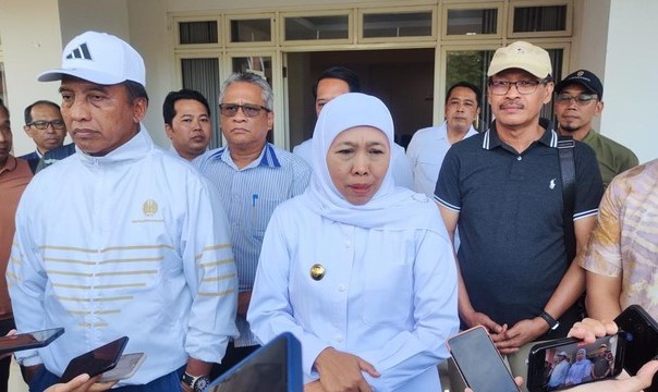 Khofifah: Penahanan Ijazah Langgar Hukum, Pemprov Siapkan Penerbitan Ulang
