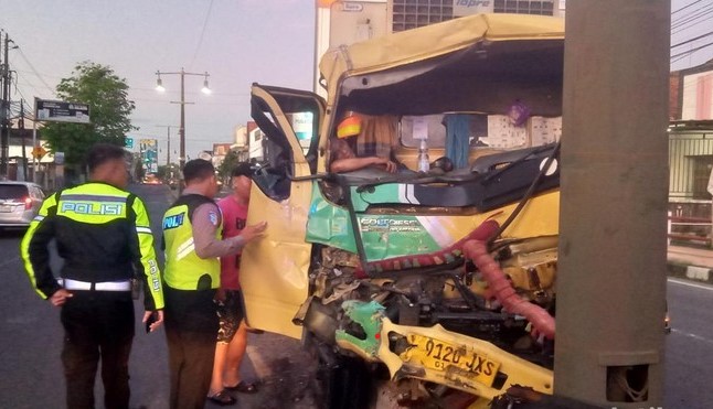 Sopir Terjepit Kabin Usai Truk Hantam Tiang PJU di Delanggu