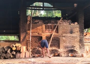 UKM Genteng Ploso Bertahan Tanpa Bantuan, Pengrajin Lokal Pacitan Harap Dukungan Pemerintah
