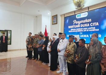 Gubernur Khofifah Kunjungi Magetan, Serahkan Santunan kepada Keluarga Korban Kecelakaan KA Malioboro Ekspres