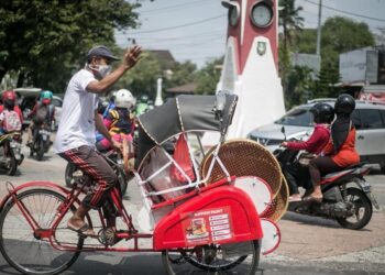 Tak Lagi Sekadar Gowes, Pengayuh Becak Solo Kini Wajib Registrasi Resmi
