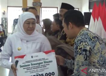 Tekan Kemiskinan Ekstrem, Khofifah Serahkan Bantuan Rp7 Miliar untuk Warga Ngawi