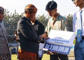 Anggarkan Rp2,2 Miliar, Gubernur Jateng Gulirkan Beasiswa untuk 1.100 Anak Tidak Sekolah