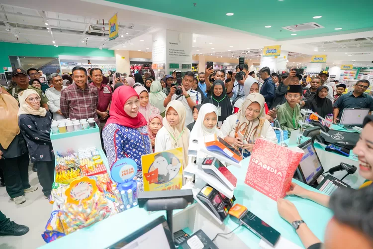 Sambut Tahun Ajaran Baru, Gubernur Jatim Ajak Anak Yatim Difabel Pilih Alat Tulis