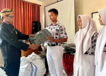 Pemprov Jateng Salurkan Bantuan Peralatan Sekolah untuk Siswa Terdampak Rob di Demak