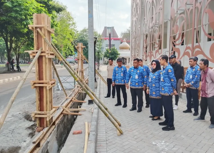Bupati Sukoharjo Tinjau Proyek Pagar dan Taman Gedung Budi Sasono, Target Rampung Oktober 2025