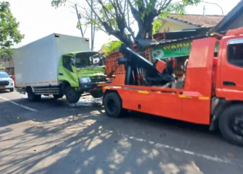 Truk Boks Bermuatan Es Terguling di Klaten, Sopir Sempat Terjepit Kabin