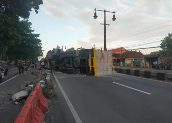 Truk Bermuatan Hebel Terguling di Kartasura, Lalu Lintas Solo–Jogja Dialihkan