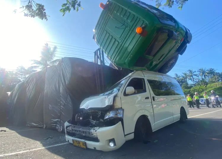 Minibus Ringsek Tertimpa Truk Trailer Nglondor di Tanjakan Tompak Boyolali, Tidak Ada Korban Jiwa