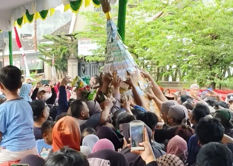 Grebeg Pakujoyo 2025 Sukoharjo Meriah, Ribuan Warga Serbu Tiga Gunungan