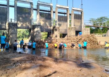 BBWS Bengawan Solo Kerahkan Tim Pembersih Sampah Menumpuk di Dam Sukoharjo