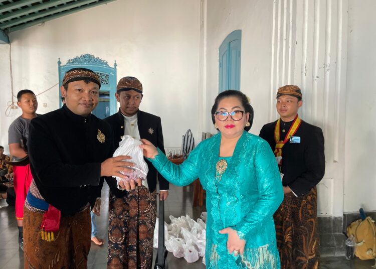 Karaton Surakarta Bagikan Ratusan Paket Kurban di Momen Idul Adha