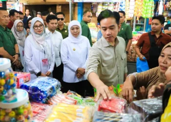 Khofifah Pastikan Harga Sembako Terkendali saat Dampingi Wapres Gibran