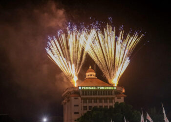 Grebeg Suro 2025 Ditutup Spektakuler, Masdddho dan Kembang Api Pukau Ribuan Penonton