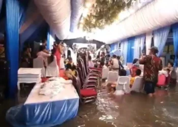 Banjir Rob Tak Surutkan Bahagia, Warga Muara Angke Tetap Gelar Resepsi Pernikahan