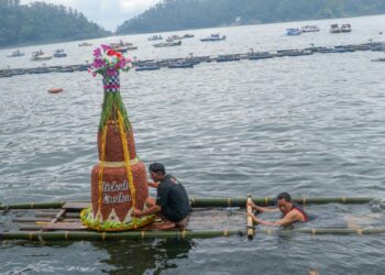 Tradisi Larungan 30 Gunungan di Telaga Ngebel Meriahkan Grebeg Suro 2025