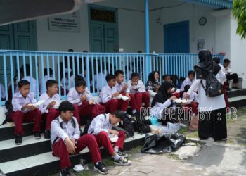 Puluhan Siswa-Siswi L/MI Al-Islam Kartasura Mengunjungi Kraton Kasunanan Surakarta Hadiningrat