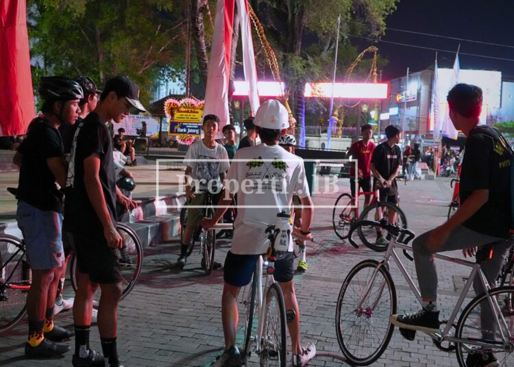 Gowes Malam Tawa Ringan di Tengah Kota, Bahagia Tak Selamanya Soal Uang