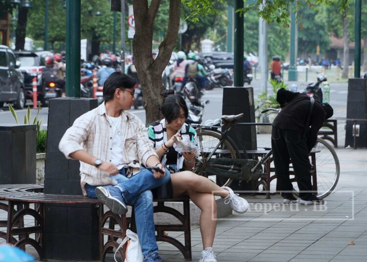 Cinta, Camilan, dan Sepeda Tua di Trotoar Kota