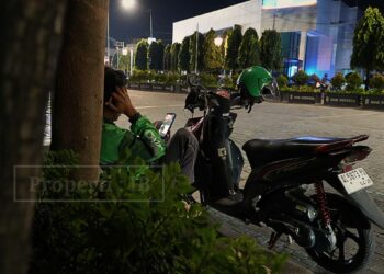 Menunggu Pesanan di Bawah Pohon, Potret Nyata Dunia Saat Ini
