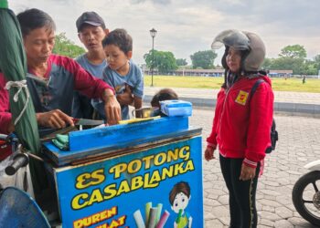 Pejuang Keluarga, dari Guru Menjadi Penjual Es Potong