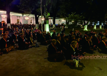 Ribuan Abdi Dalem Padati Keraton Surakarta, Ikuti Kirab Pusaka Malam 1 Suro