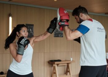 Latihan Kickboxing Perdana Angun, Dari Dunia Musik Menuju Dunia Beladiri