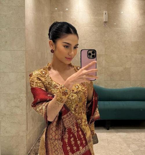 Penampilan Kebaya Emas Azizah Salsha Tuai Pujian Warganet