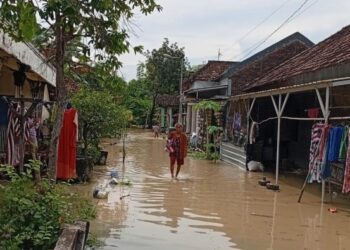 Banjir Rendam 6 Desa di Mojokerto, 1 Warga Tersengat Listrik Saat Selamatkan Barang