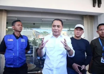 Eri Cahyadi Segel Lahan Parkir Minimarket Nakal di Surabaya