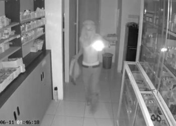 Maling Bertelanjang Dada Bobol Apotek di Kudus, Rp18 Juta Raib Digondol