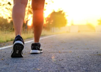 Berjalan Kaki Sambil Denger Musik, Obat Stres Paling Murah yang Sering Dilupakan