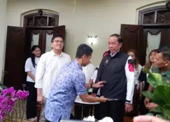 PSI Serahkan Jaket Logo Gajah ke Jokowi Jelang Kongres di Solo