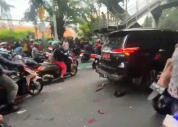 Kendarai Mobil Dinas Ugal Ugalan, Bikin Hancur Lima Mobil dan Dua Motor