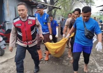 Seorang Lelaki Diduga Mabuk Ditemukan Tewas Mengambang di Kali Porong