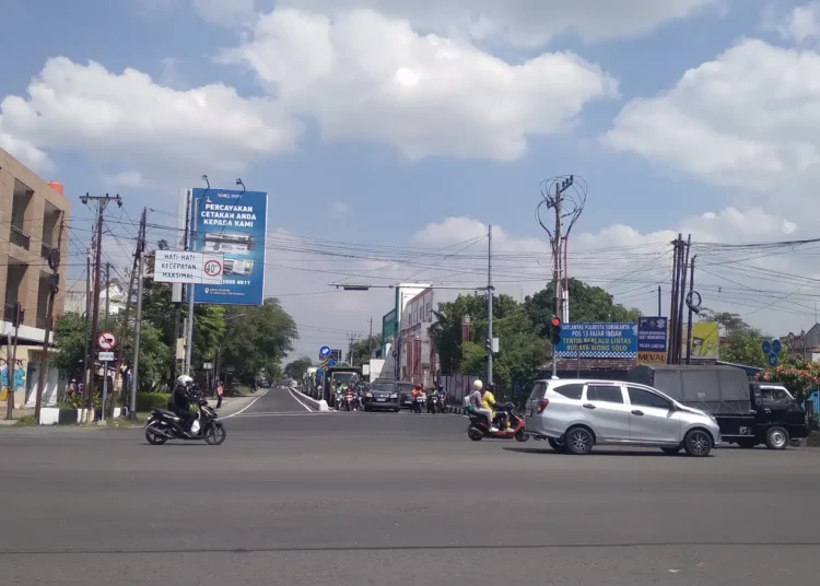 Solo Uji Coba Lalu Lintas Dua Arah di Jl Prof Dr Soeharso, Pengguna Jalan Diminta Tertib