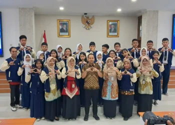 Wali Kota Solo Lepas Puluhan Pelajar Berprestasi Ikuti Lomba Inovasi dan Olimpiade Internasional