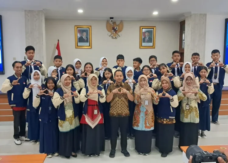 Wali Kota Solo Lepas Puluhan Pelajar Berprestasi Ikuti Lomba Inovasi dan Olimpiade Internasional