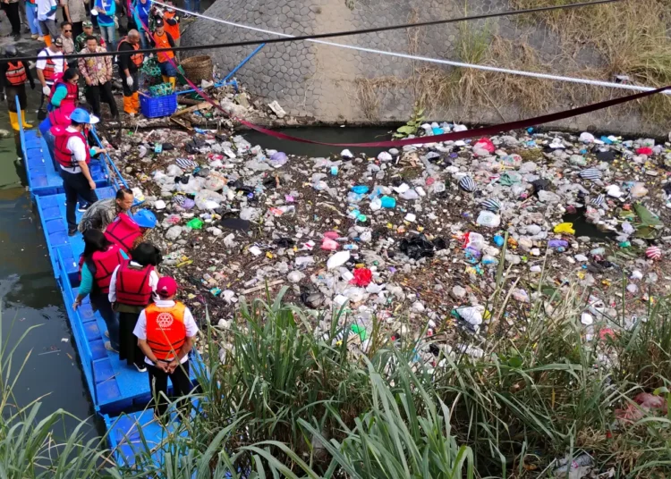Respati Ardi Gandeng Sukarelawan Bersihkan Pintu Air Kleco, Rotary Sumbang Trash Barrier