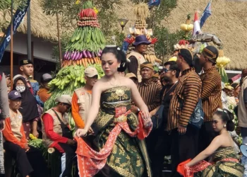 Ribuan Warga Serbu Sedekah Waduk Cengklik, Berebut Gunungan Ikan dan Hasil Bumi