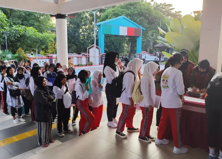 Suasana Haru Warnai Hari Pertama MPLS di SRMA 17 Solo, Gubernur Jateng Buka Resmi