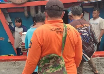 Perahu Terbalik di Pantai Sadeng, Nelayan Sukabumi Dievakuasi Tim SAR