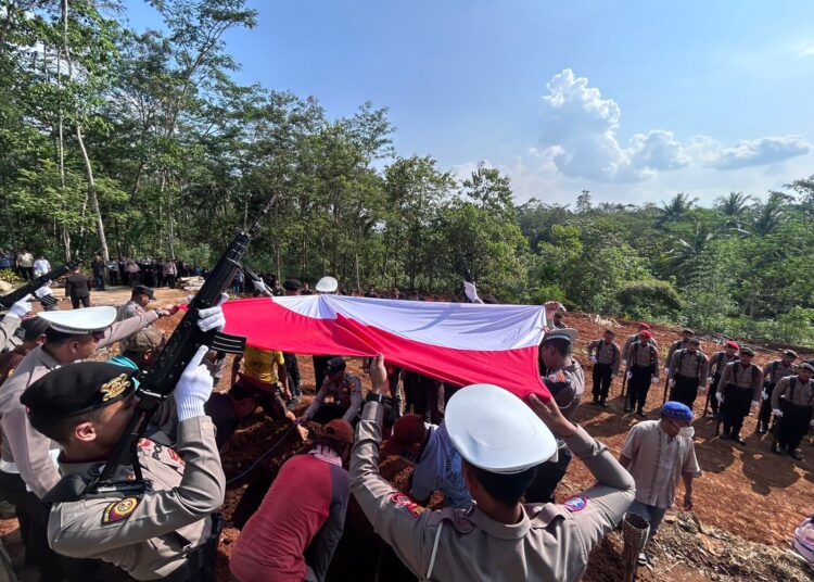 Khidmat, Upacara Pemakaman Dinas Anggota Polres Sukoharjo di Wonogiri