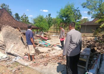 Respons Cepat, Polres Boyolali Evakuasi Nenek Korban Rumah Ambruk