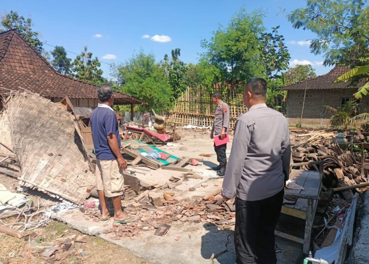 Respons Cepat, Polres Boyolali Evakuasi Nenek Korban Rumah Ambruk