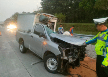 Ngantuk, Mobil Box Tabrak Truk di Tol Caruban