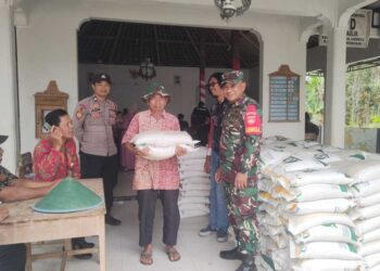 Penyaluran Bantuan Pangan di Bulukerto Berjalan Lancar, Polisi Kawal Ketat Distribusi